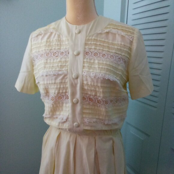 50s HERMAN MARCUS COTTON PIN-UP ROCKABILLY PALE YELLOW DRESS LACE BUTTONS PLEATS - Picture 7 of 13